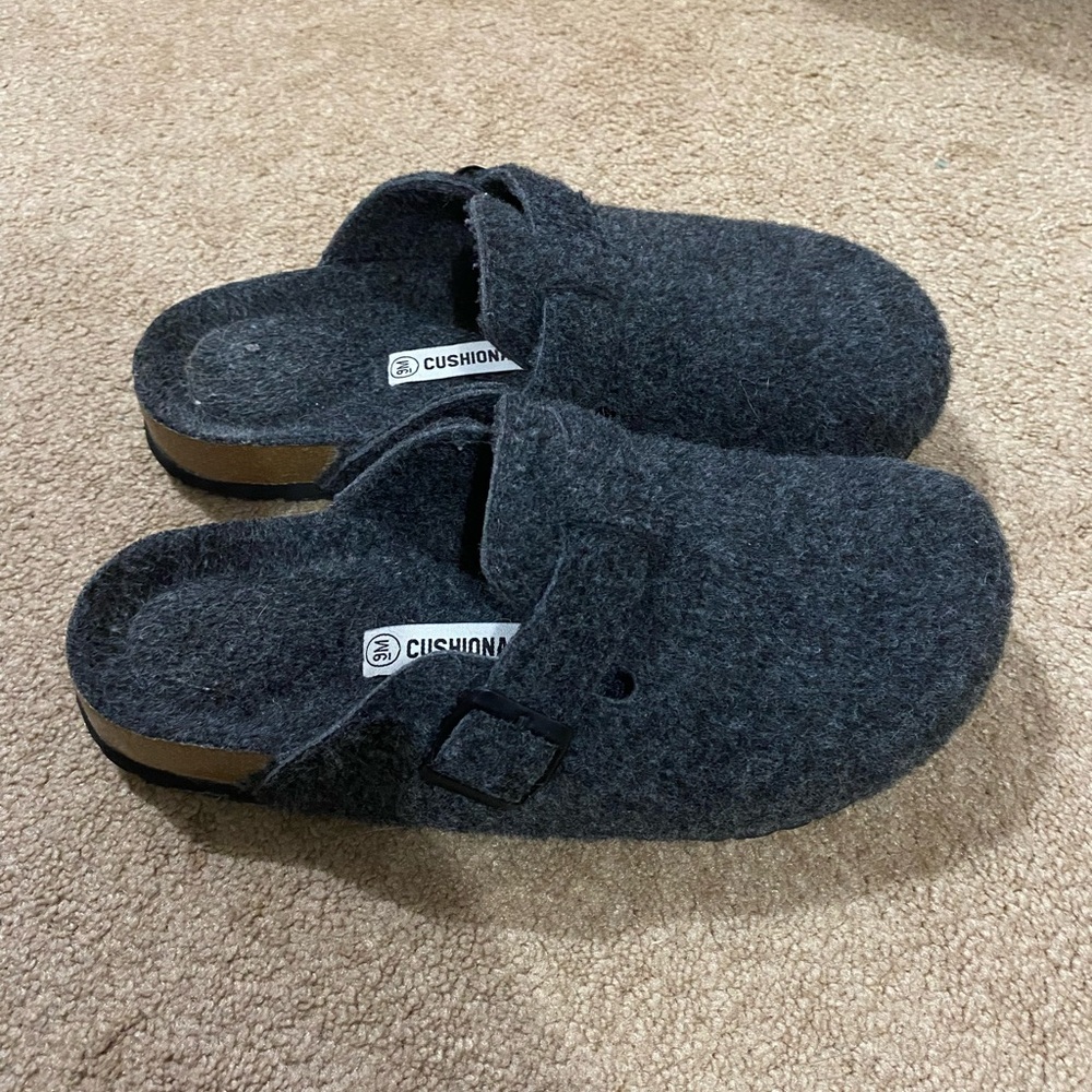 Cushionaire (amazon) gray wool fuzzy clogs - size women’s 9 (worn a few times)